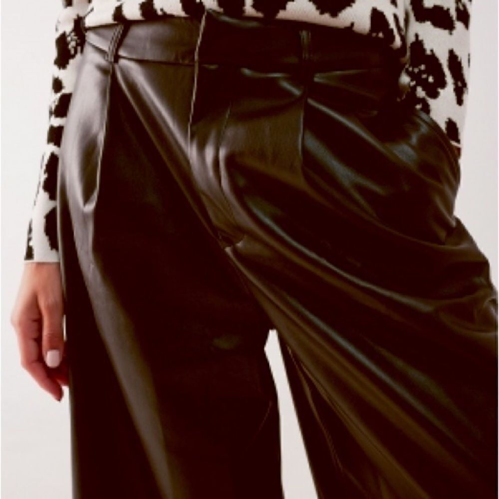 New Q2 Black Wide Leg Crop Vegan Leather Pants - Picture 7 of 12